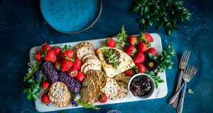 Breakfast in Paris, Hunger in Dakar