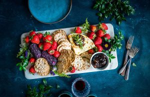 Breakfast in Paris, Hunger in Dakar